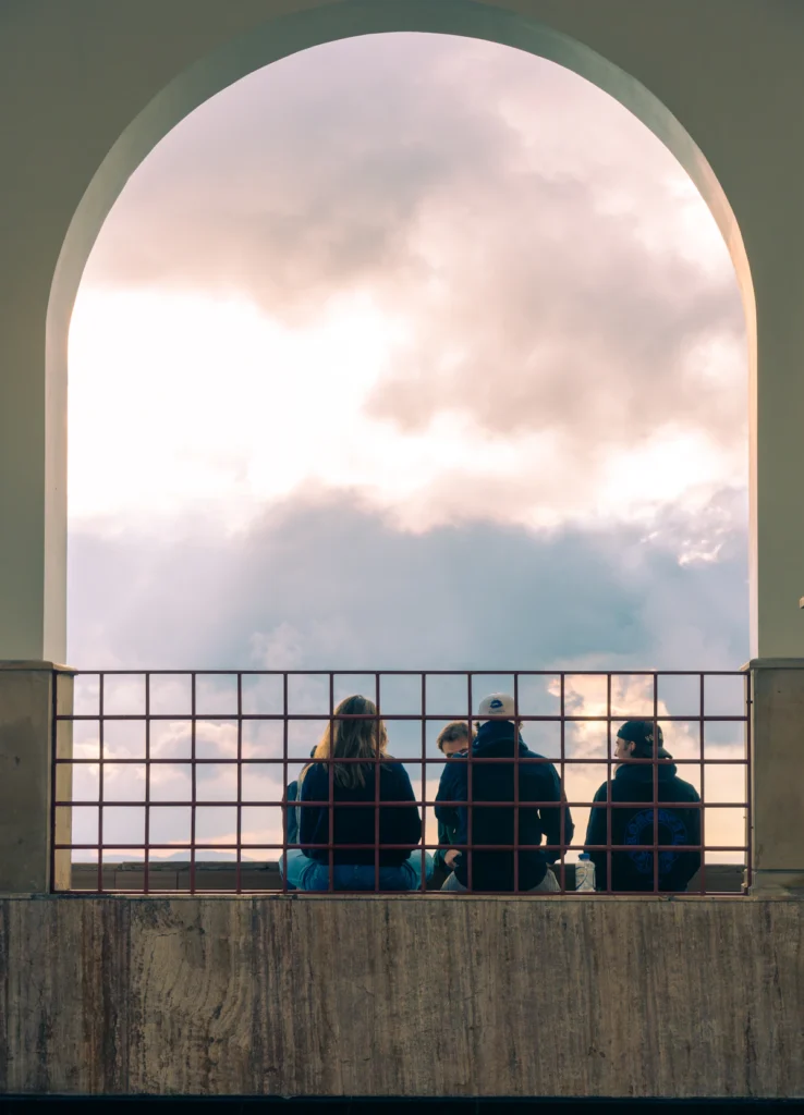 Viajeros disfrutando de un mirador en Colombia